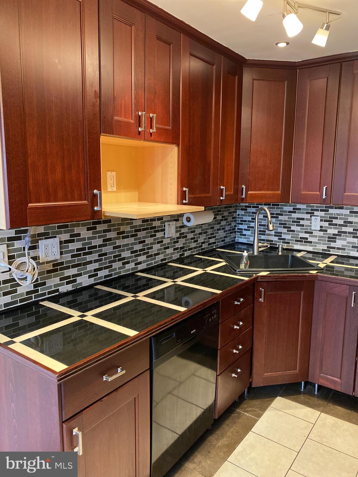1123 Crestview Road Darby, PA 19023 - Photo 9 of 58