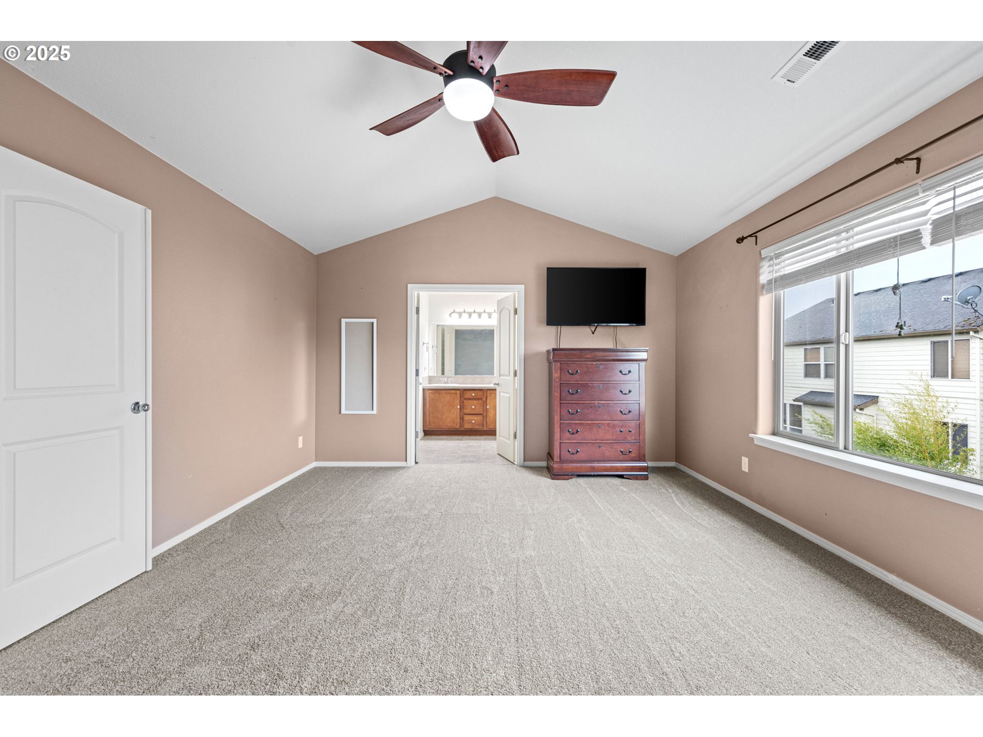 646 Raber Road Eugene, OR 97402 - Photo 25 of 44 a view of an empty room with a window