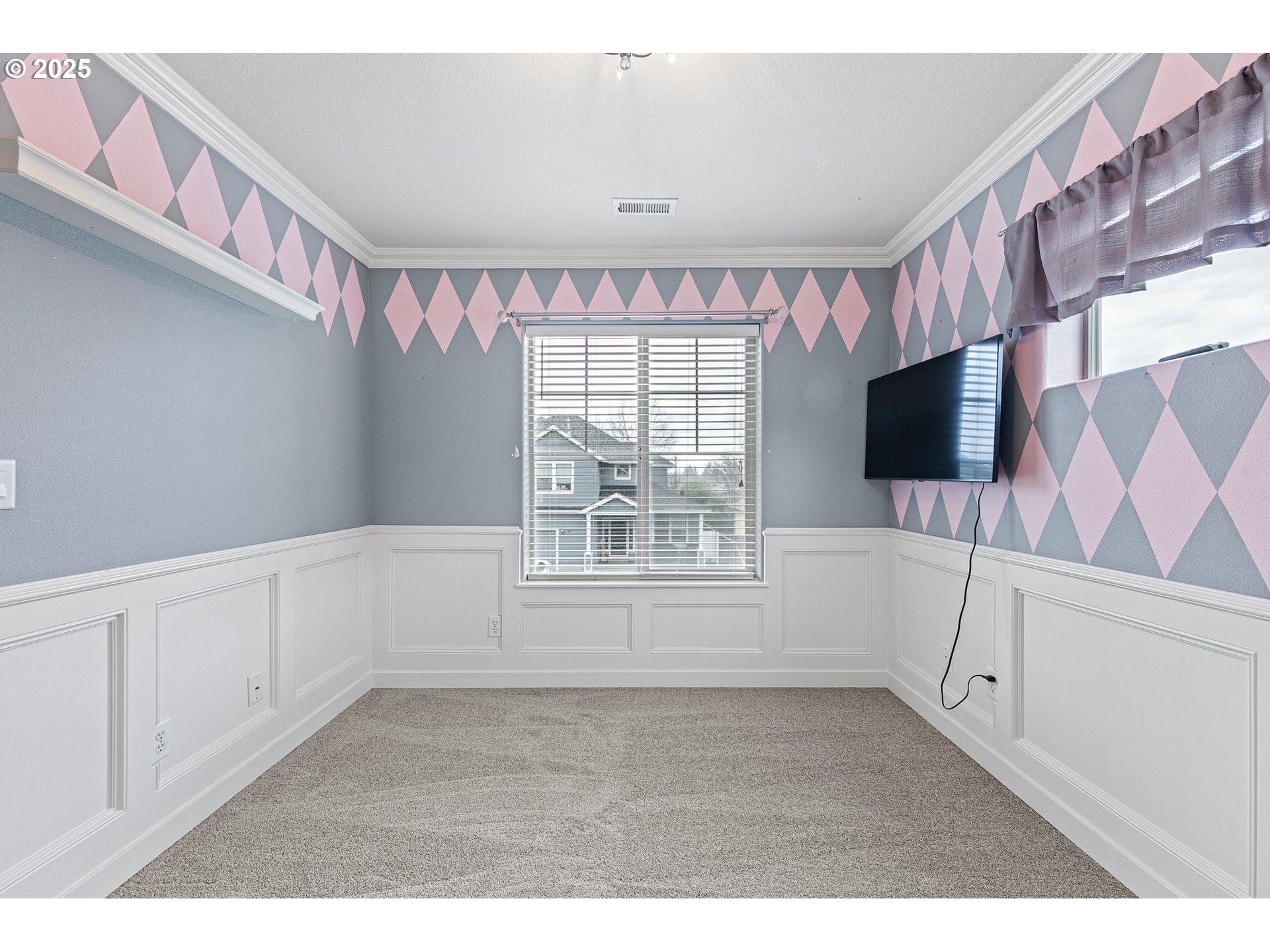 646 Raber Road Eugene, OR 97402 - Photo 38 of 44 a view of an empty room with a window