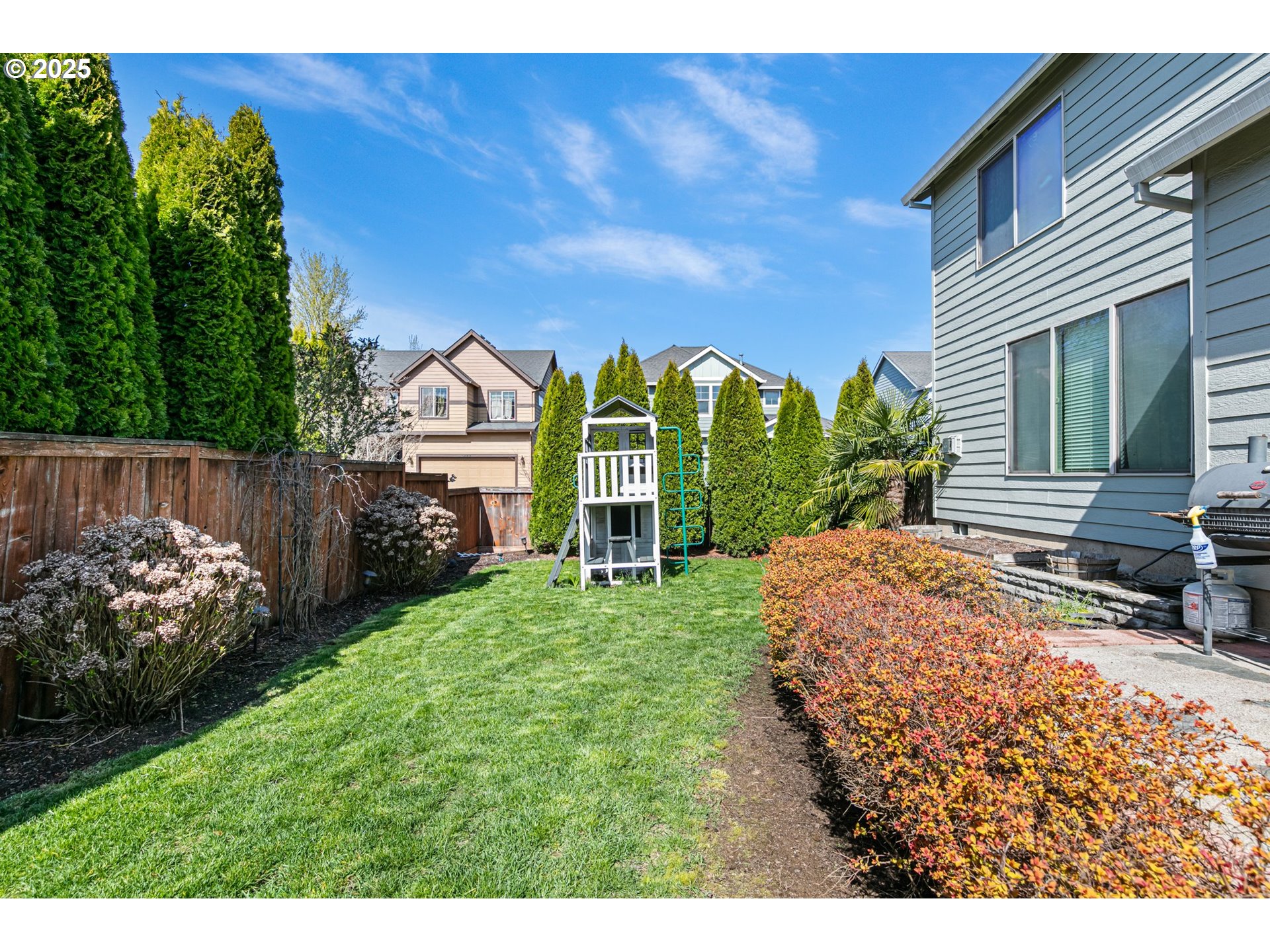 646 Raber Road Eugene, OR 97402 - Photo 41 of 44 a front view of a house with garden