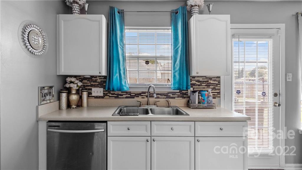 3302 Nevin Brook Road Charlotte, NC 28269 - Photo 9 of 24 Gallery Image 9