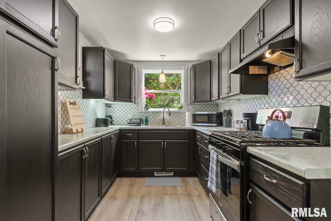 504 North 4th Street Dunlap, IL 61525 - Photo 7 of 30