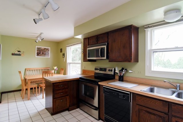 238 Lee Road Northbrook, IL 60062 - Photo 5 of 12