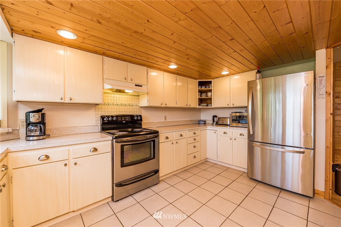 283 Williamson Road Sequim, WA 98382 - Photo 8 of 38 a kitchen with cabinets stainless steel appliances and a counter top space