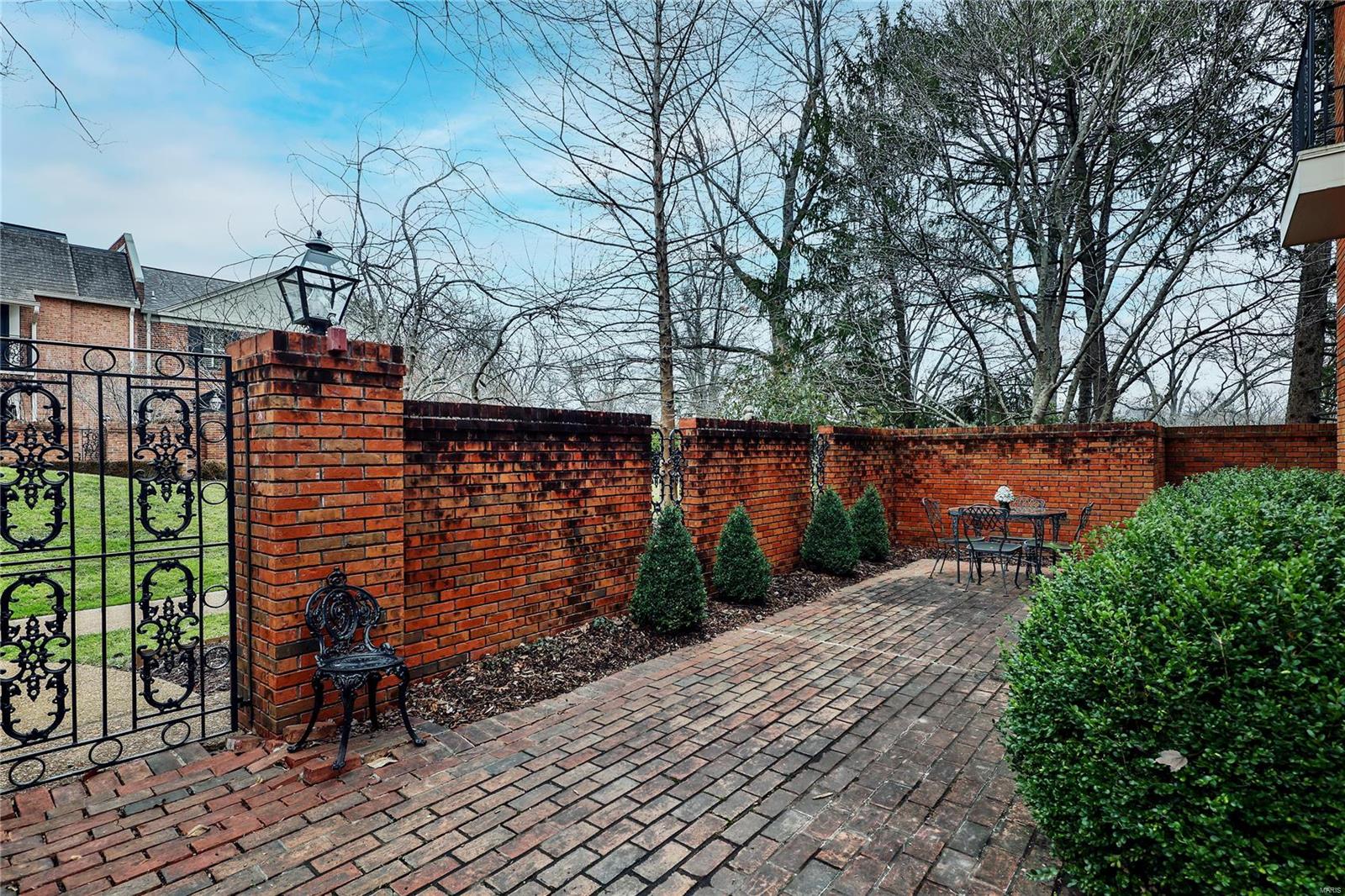 3 Chatfield Place Road Creve Coeur, MO 63141 - Photo 2 of 43 Gallery Image 2