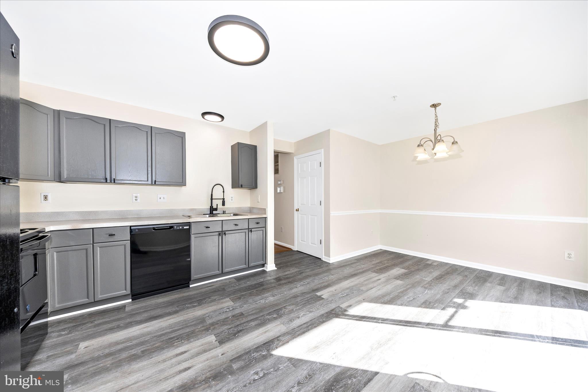 105 Sentry Ridge Smithsburg, MD 21783 - Photo 12 of 62 Kitchen & Dining Room