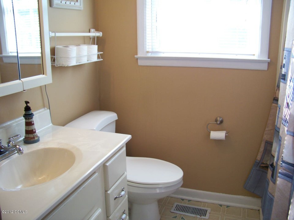 216 Pine Dale Road Havelock, NC 28532 - Photo 15 of 23 Guest Bathroom