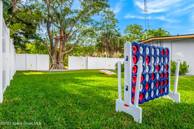 a view of yard with flower and trees