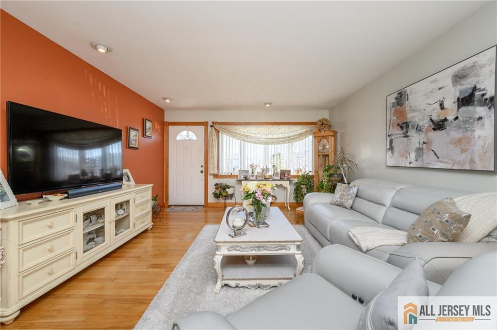 124 Inwood Avenue Colonia, NJ 07067 - Photo 12 of 36