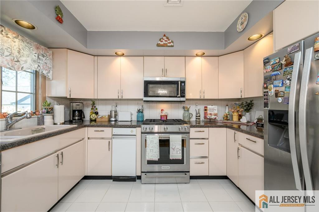 124 Inwood Avenue Colonia, NJ 07067 - Photo 8 of 36