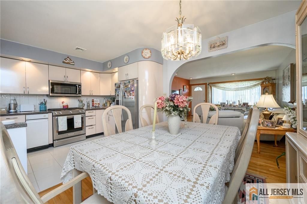 124 Inwood Avenue Colonia, NJ 07067 - Photo 9 of 36