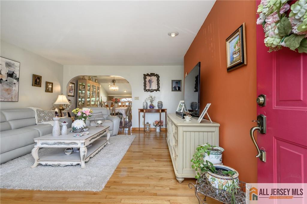 124 Inwood Avenue Colonia, NJ 07067 - Photo 10 of 36