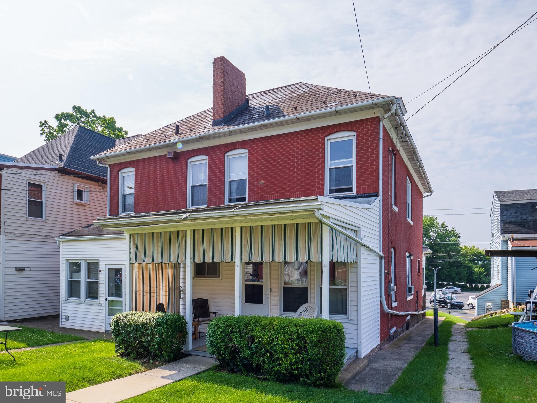 1615 Butler Street Easton, PA 18042 - Photo 4 of 38 a front view of a house with garden