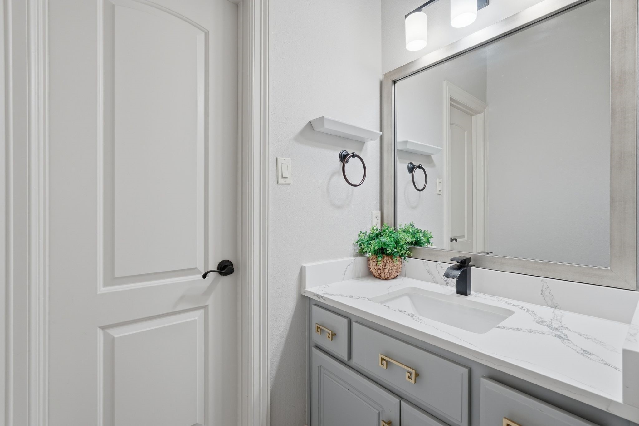 7603 Hogan Bridge Court Spring, TX 77389 - Photo 38 of 50 Additional dedicated sink and vanity.