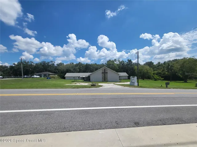 a view of a houses with a big yard