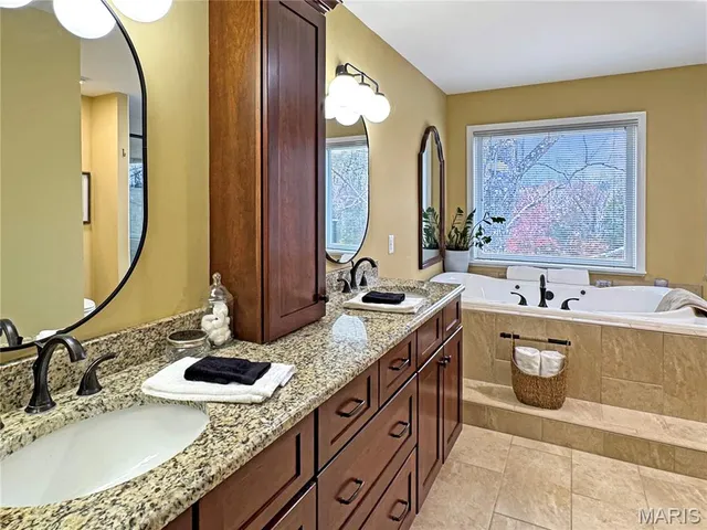 $995,000 | 14 Oak Hills Drive, Washington, MO 63090