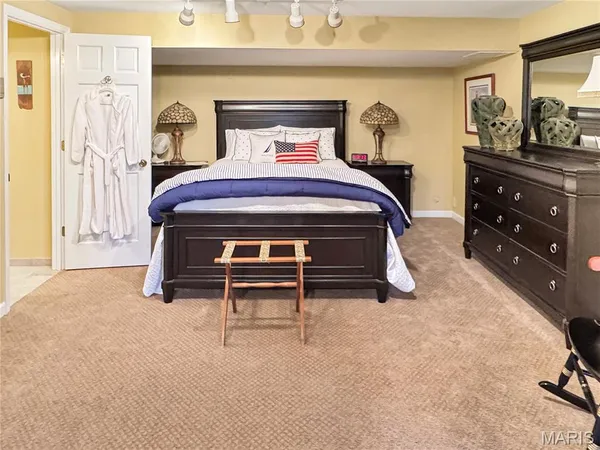 $995,000 | 14 Oak Hills Drive, Washington, MO 63090