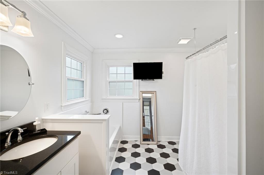 8105 Slane Court Clemmons, NC 27012 - Photo 22 of 40 en suite bath