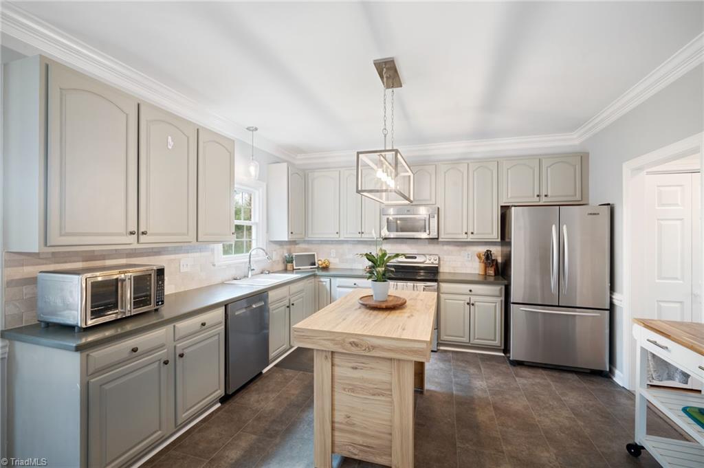 8105 Slane Court Clemmons, NC 27012 - Photo 9 of 40 kitchen with new flooring and new backsplash