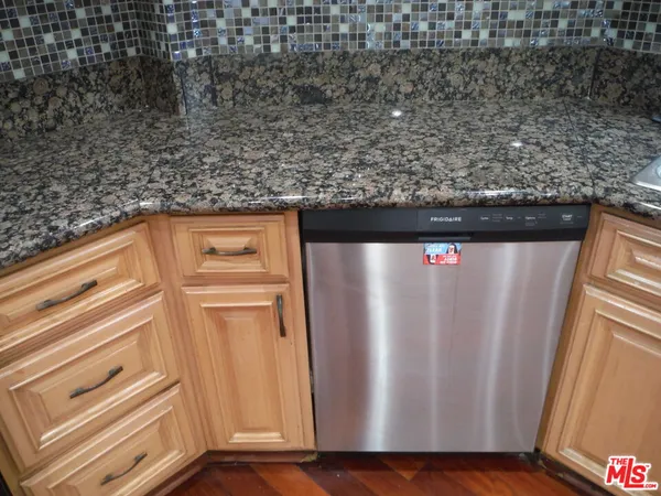 $4,950 | 1805 West 12th Place, Los Angeles, CA 90006