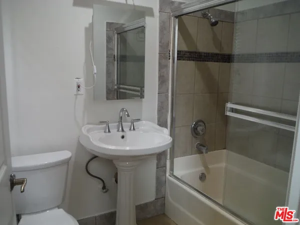 $4,950 | 1805 West 12th Place, Los Angeles, CA 90006