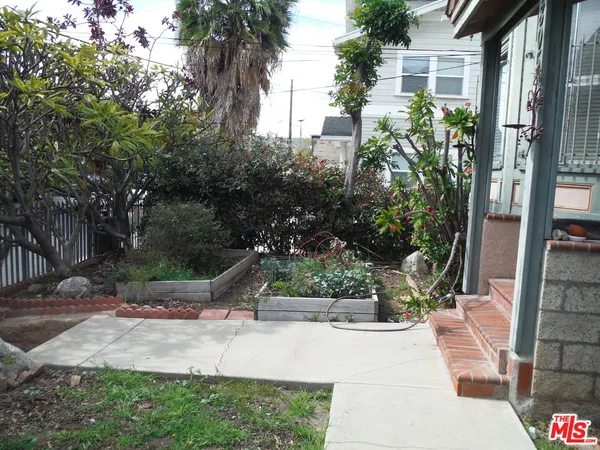$4,950 | 1805 West 12th Place, Los Angeles, CA 90006