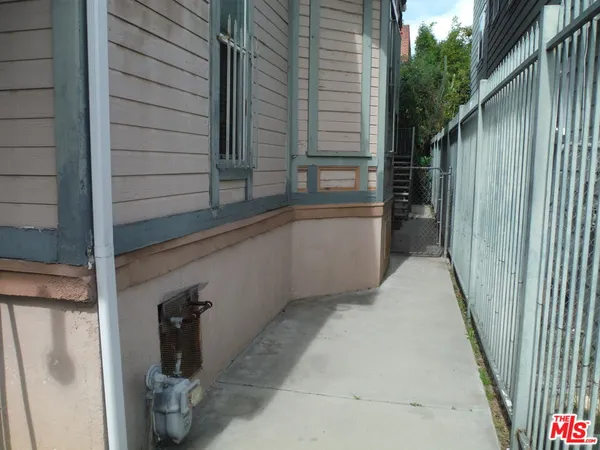 $4,950 | 1805 West 12th Place, Los Angeles, CA 90006