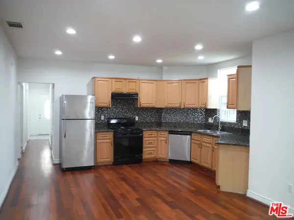 $4,950 | 1805 West 12th Place, Los Angeles, CA 90006