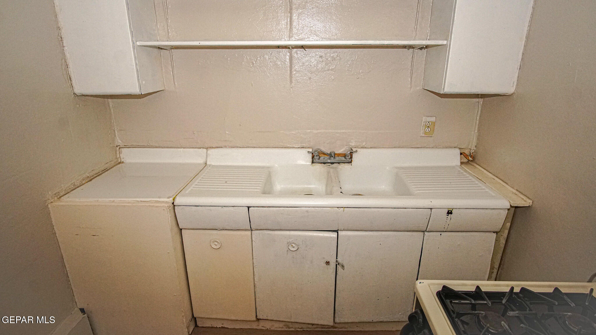 7303 Dale Road, Unit 4 El Paso, TX 79915 - Photo 6 of 13 6. Kitchen