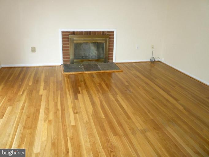 5507 Ivor Street Springfield, VA 22151 - Photo 6 of 23 Living Room 2