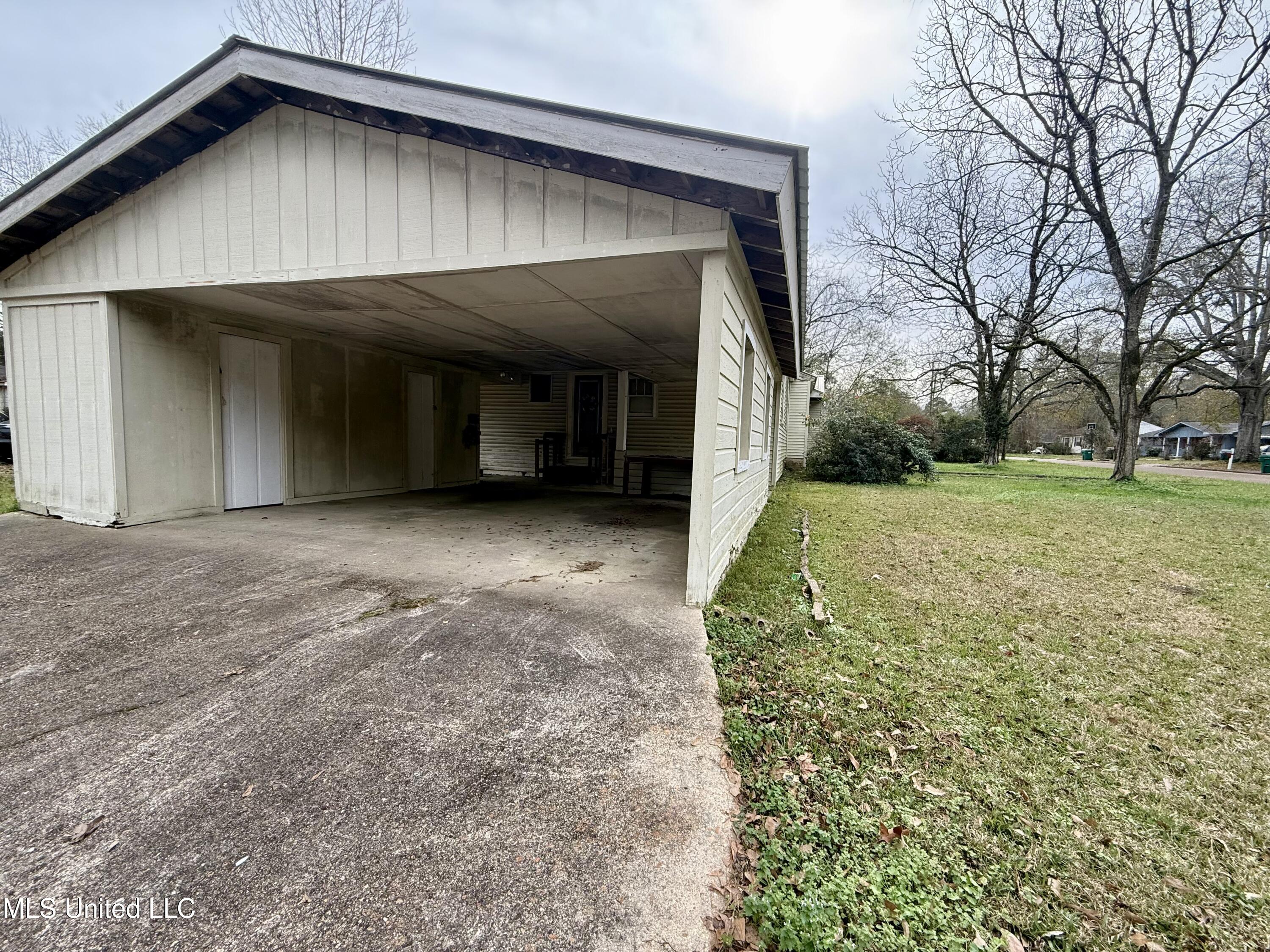 108 Lucas Street Brookhaven, MS 39601 - Photo 3 of 11 IMG_4006