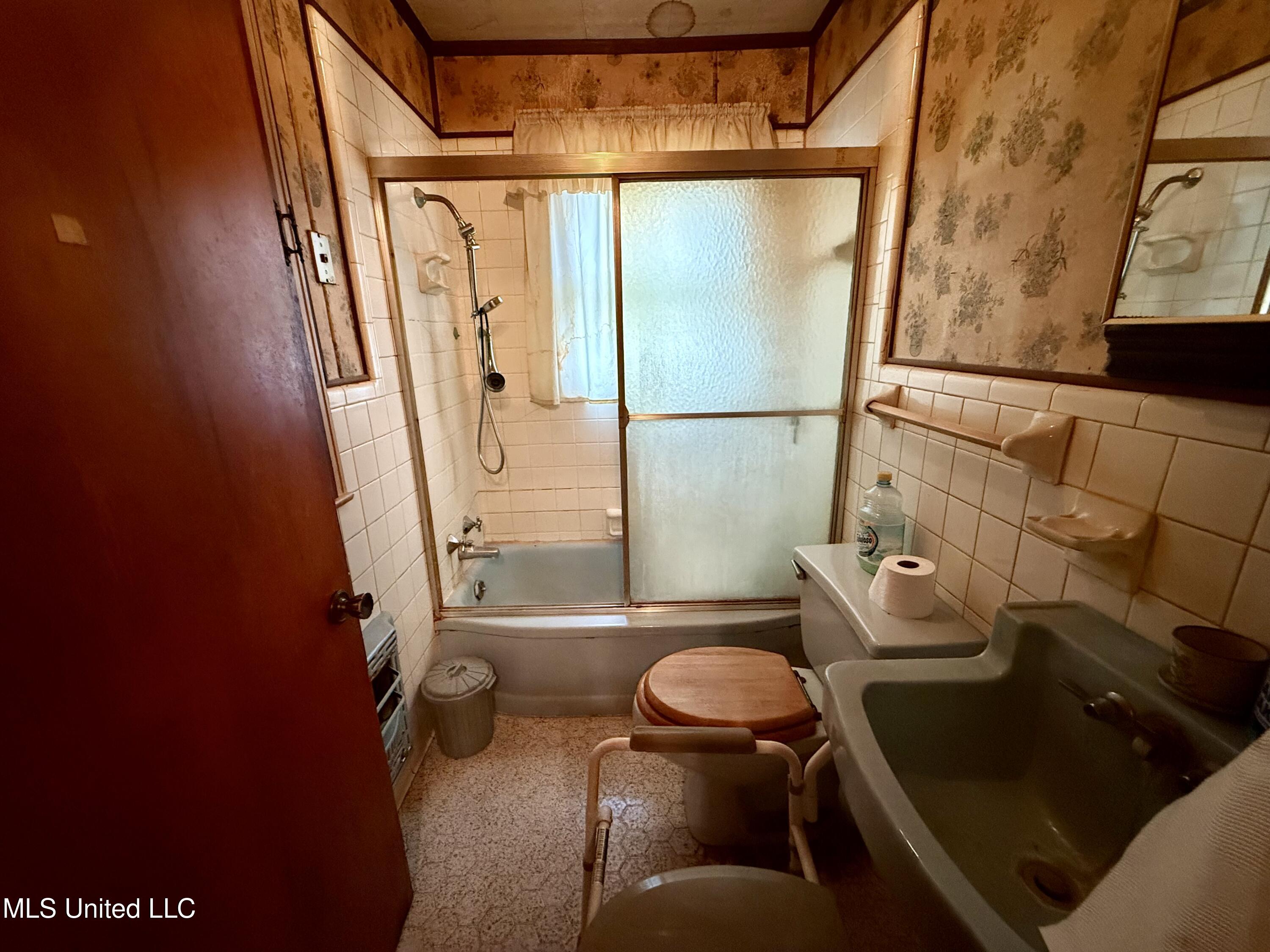 108 Lucas Street Brookhaven, MS 39601 - Photo 6 of 11 IMG_4001