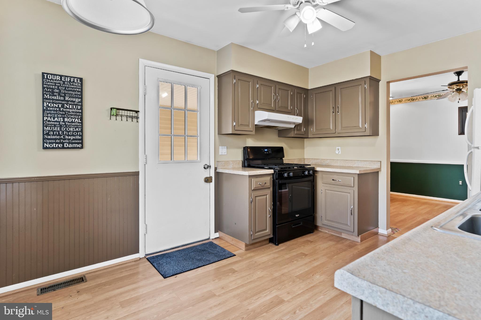 1434 Yorktowne Road Mechanicsburg, PA 17050 - Photo 10 of 30 Charming kitchen with modern finishes.