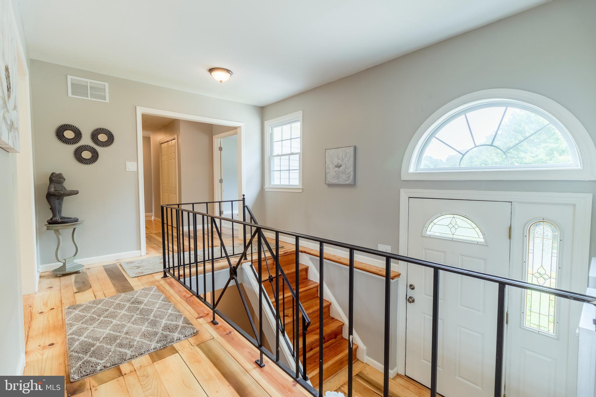 38 Vansant Road Newark, DE 19711 - Photo 2 of 42 Stunning wood floors and lovely railings