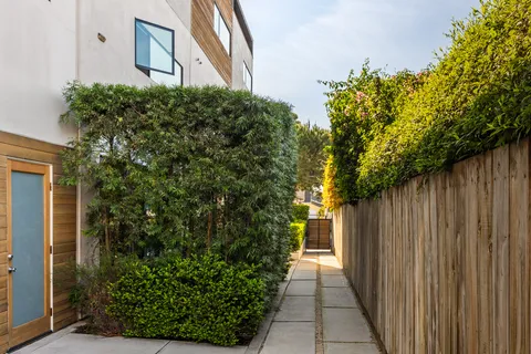 $1,100,000 | 860 1/2 South Wilton Place, Los Angeles, CA 90005