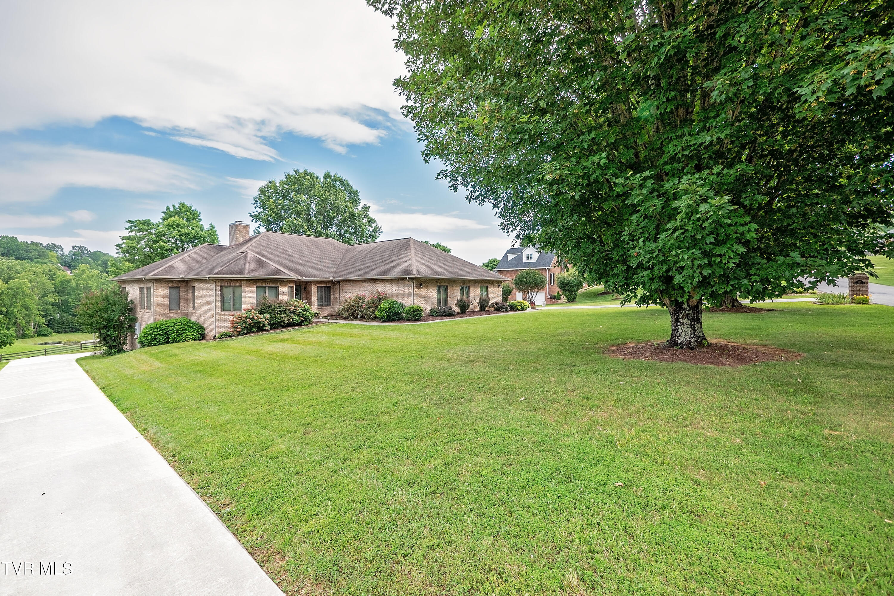 211 Saddle Ridge Drive Kingsport, TN 37664 - Photo 5 of 93 P1640810