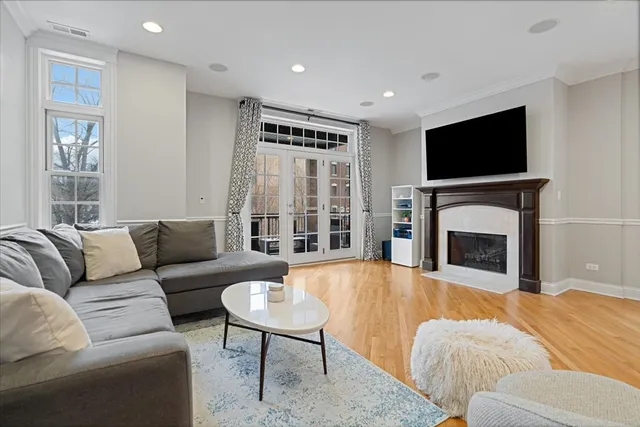 $775,000 | 723 West Diversey Parkway, Unit 3E, Chicago, IL 60614