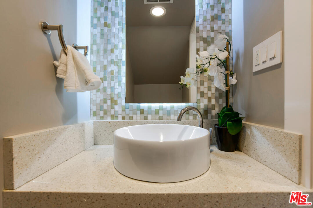 1068 Casiano Road Los Angeles, CA 90049 - Photo 14 of 39
