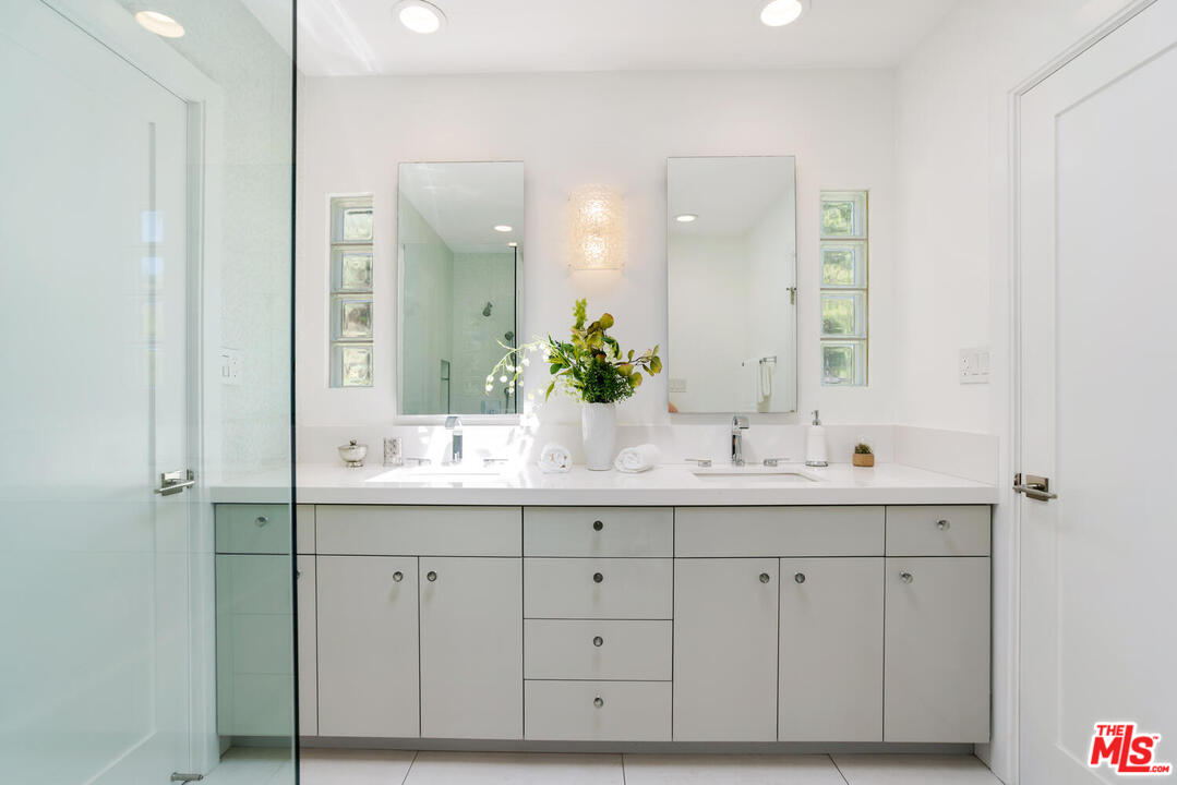 1068 Casiano Road Los Angeles, CA 90049 - Photo 20 of 39