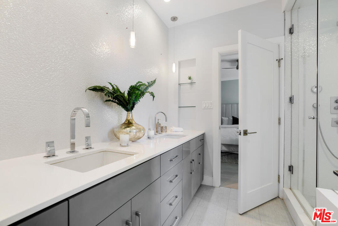 1068 Casiano Road Los Angeles, CA 90049 - Photo 24 of 39