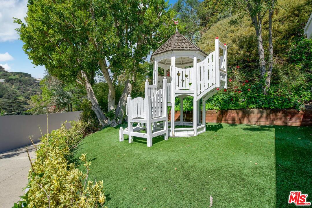 1068 Casiano Road Los Angeles, CA 90049 - Photo 27 of 39
