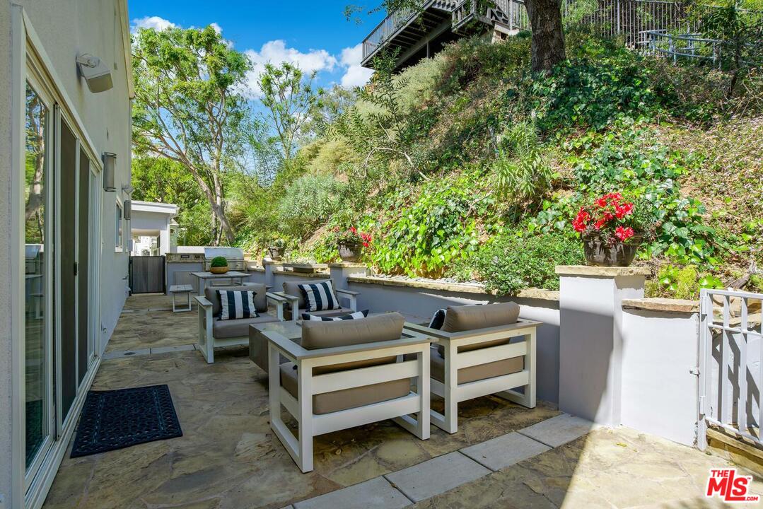 1068 Casiano Road Los Angeles, CA 90049 - Photo 29 of 39
