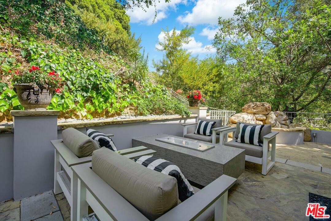 1068 Casiano Road Los Angeles, CA 90049 - Photo 30 of 39