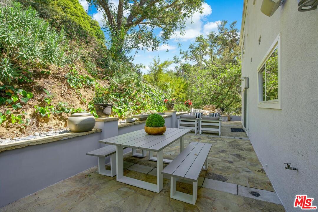 1068 Casiano Road Los Angeles, CA 90049 - Photo 33 of 39