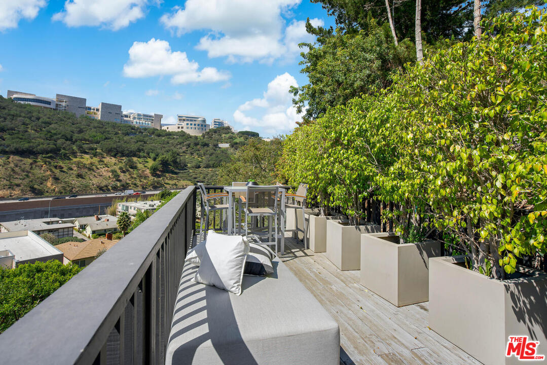 1068 Casiano Road Los Angeles, CA 90049 - Photo 38 of 39
