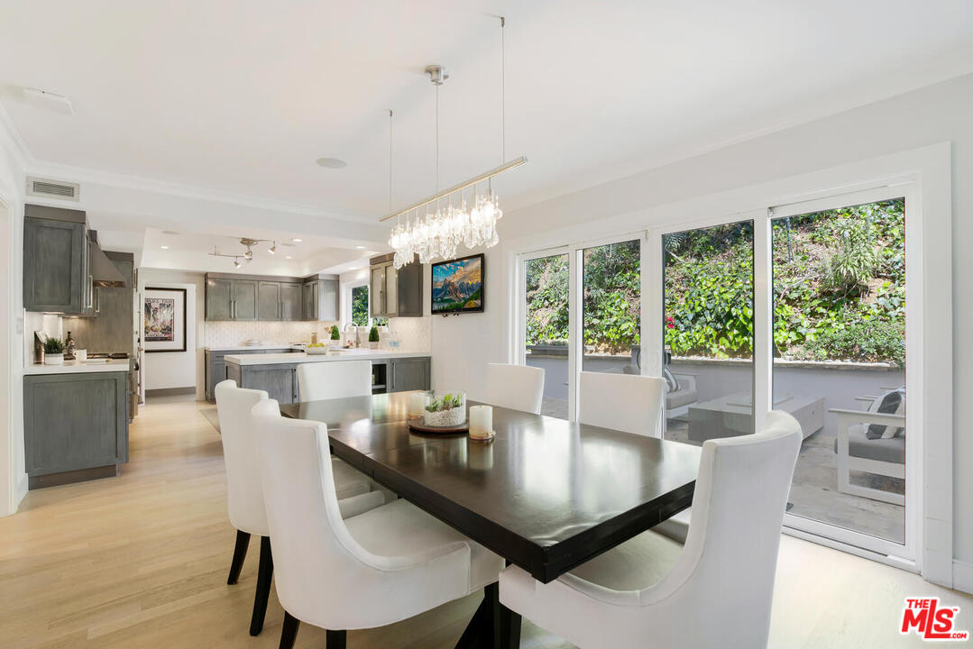 1068 Casiano Road Los Angeles, CA 90049 - Photo 6 of 39