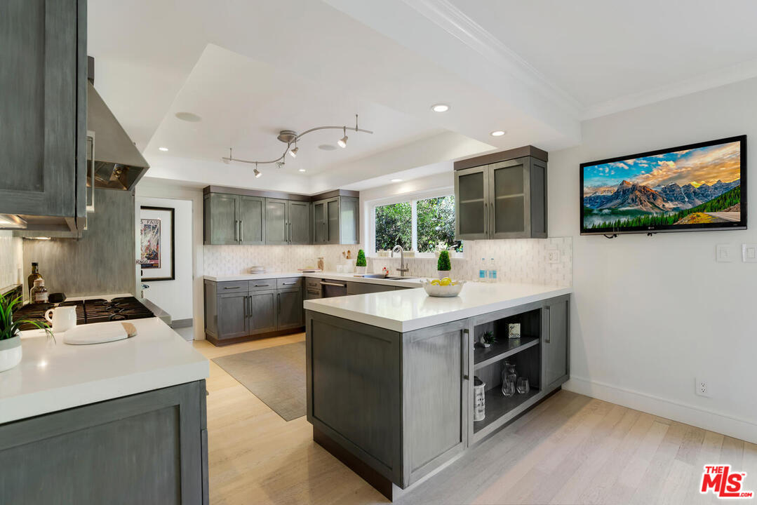 1068 Casiano Road Los Angeles, CA 90049 - Photo 7 of 39