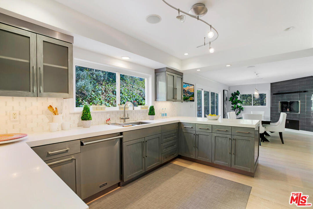 1068 Casiano Road Los Angeles, CA 90049 - Photo 8 of 39