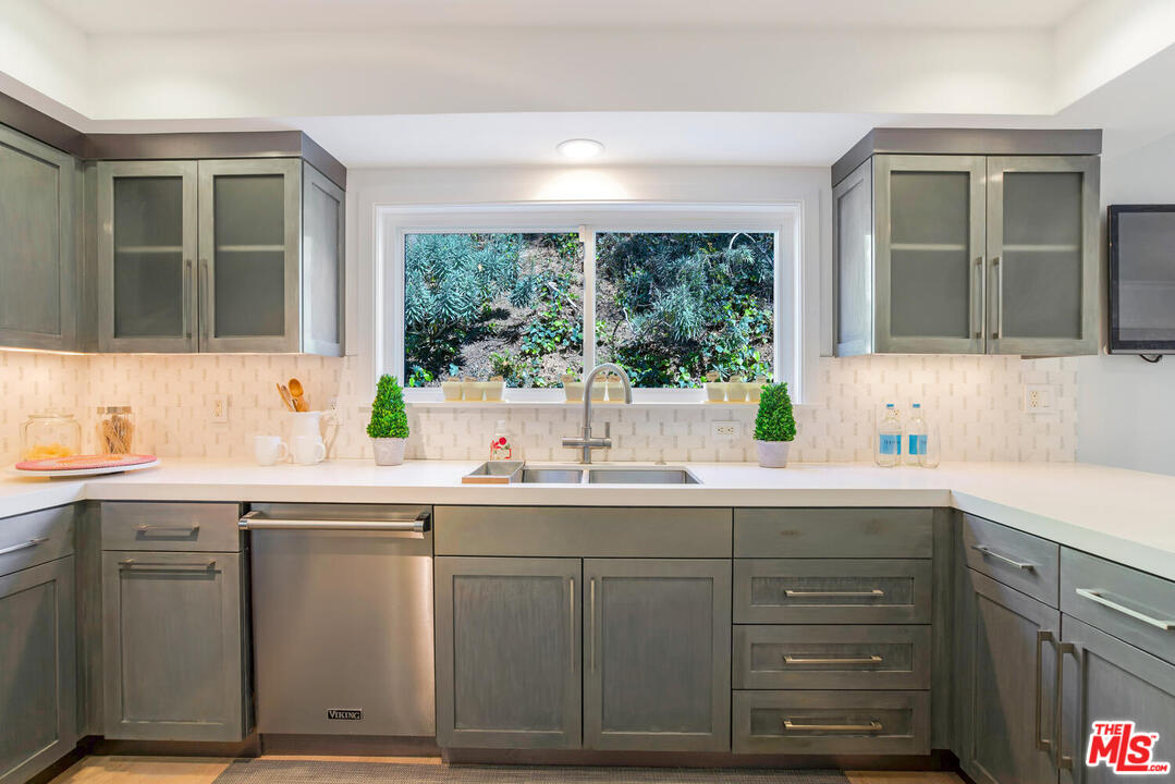 1068 Casiano Road Los Angeles, CA 90049 - Photo 9 of 39