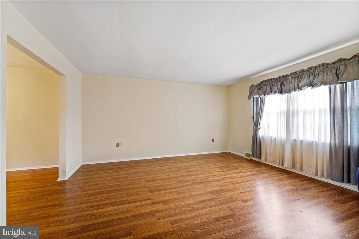 315 Willowbrook Road Boothwyn, PA 19061 - Photo 8 of 37 Living room